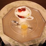 コンフィズリー エスパス・キンゾー - あまづっぱい苺とミルクシャーベット
　レモンのジュレと共に