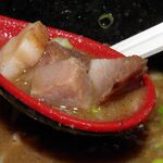 麺処さとう - つけ汁の中に角切り発見