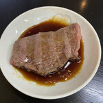 焼肉ゆたか - カルビ（タレに入れ中）