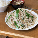 成龍萬寿山 - ニラ肉炒め定食800円と鬼盛りスープ