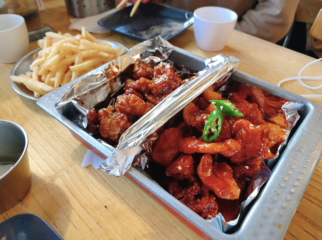 カンホドンチキン678 新宿店 ハーフ ハーフセットで色々な味を楽しめる 予約必須の人気店 しばたく による韓国料理食べ歩きブログin新大久保