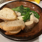 横浜チーズカフェ - ★きのこたっぷり海老アヒージョ
　筍の手間がグツグツしてるのわかりますか〜❓