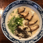 麺屋 大輔 - ここで豚骨食べたら他所では食べれません。オススメはこちらの炙り肉増しです。一緒にライスを頼んで、ジューシーで柔らかいお肉を乗せて、チャーシュー丼にして食べても美味しいですよ！