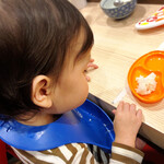 拉麺大公 - ご飯を手掴みでがっつく我が子、そのうち炒飯も食べられるようになりそう