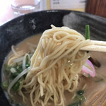 Ramen Ko Benkei - 硬めに茹でられてる細麺。