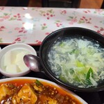 華龍飯店 - スープと杏仁豆腐です。