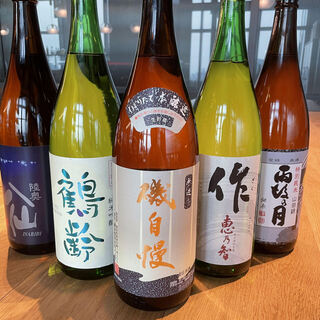 Get drunk on sake and the night view while enjoying the essence of Japanese-style meal.