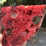 中村食糧 - 木苺のフルーティー 842円
                                この撮影の5秒後の実食で、間違えて指まで噛んでしまって、泣きました。
                                歯ってすごいんですね。
                                初めてです、こんなこと。
                                多分興奮してたんですかね。