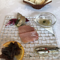 ラ･スコリエーラ - リベッチョコース４０００円。前菜の盛り合わせ。大トロ、つぶ貝、シラウオは、質も良く、お魚星人垂涎ものの一皿です（╹◡╹）