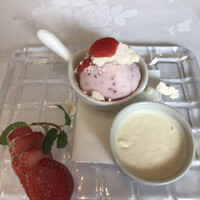 ラ･スコリエーラ - リベッチョコース４０００円。パンナコッタ、苺ジェラート、苺。特筆することはありませんが、キチンと美味しかったです(^｡^)