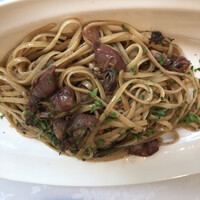 ラ･スコリエーラ - リベッチョコース４０００円。ホタルイカのアーリオ・オーリオ リングイネ＋５００円、増量＋５００円。ニンニク、ホタルイカがボンヤリした印象ですが、茹で加減良く、美味しくいただきました(^｡^)