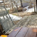 遊食空間ぶんぶん - ウッドデッキ…なのか？