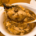 中華バル SABUROKU360 - 【2021年03月】カキ入り陳麻婆豆腐＠980円、ぷっくりした牡蠣が入っていて美味いです‼️