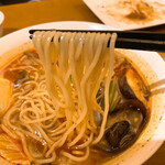 中華バル SABUROKU360 - 【2021年03月】酸辣湯麺＠880円、麺アップ。