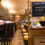 中華バル SABUROKU360 - 【2021年03月】雰囲気の良い店内。店内は細長い。