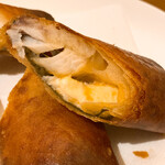 中華バル SABUROKU360 - 【2021年03月】鱈とクリームチーズ春巻＠520円／2本、断面アップ。