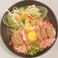 馬刺しと焼き鳥 グルマン三年坂 - 赤牛と馬フレーク丼
