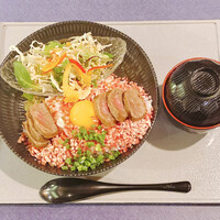 馬刺しと焼き鳥 グルマン三年坂 - 赤牛と馬フレーク丼