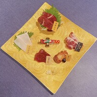 馬刺しと焼き鳥 グルマン三年坂 - 馬刺 5点盛り