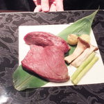 リュクス　タジマヤ - 熟成黒毛和牛ステーキ(内ももは手前orハラミは奥側)、写真用にどうぞと言ってくださる店員さんに感動です(*´艸｀*)（'12.09月より）