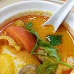 タイ料理 サラータイ - トマトと薩摩揚げ入り