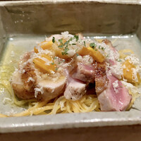 とり茶太郎 - ホロホロ鳥もも肉と胸肉のタタキ マリネ仕立て
                    もも肉の食感が弾力があります。
                    胸肉がめちゃ旨い！
                    どちらも火入れは周りだけで中はレア、マリネの甘酸っぱさと山わさびの風味で、とてもさっぱりいただけます。