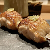 とり茶太郎 - ホロホロ鳥肩肉（塩）
                    うっひゃー！　見事な焼き色が美しいです♪
                    お肉はしっとり皮の脂がジューシーで甘みがあります。
                    食べ応えもあり、こりゃ最初の一本目からやられました♬