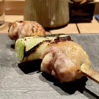 とり茶太郎 - 比内地鶏のねぎま・胸肉（塩）
                      弾き返すような食感で鶏肉の旨味が濃いです。
                      ねぎの火の入りも丁度良く、辛みはなく甘みがあります。