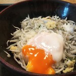 秋本 - 温泉卵を投入したしらす丼