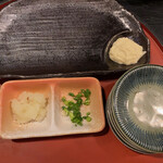 やはらかとんかつ綾 - 私にも取り皿を持参していただけました。おろし薬味付き◎