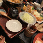 やはらかとんかつ綾 - 御膳がテーブルに置ききれず　はみ出してるパパ（笑）
