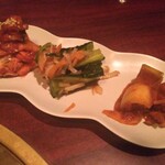 焼肉 黒船 - キムチ盛り合わせ