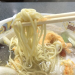 珉珉 - 麺は多加水の中細ストレートの中細ストレート