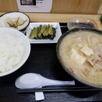 とん汁 たちばな - とん汁定食　大盛　1270円
            自家製野沢菜漬け　150円、たまご　60円