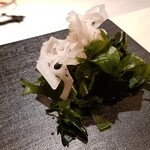 たかおか - ○つきだし
      若布と酢蓮根、自家製ポン酢
      肴が始まる前にビールを頂きながら少しずつ
      オーケストラの演奏が始まる前の楽器の音出しの様にしっそりと秘めやかに
      しみじみと美味しい