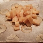 たかおか - ◯ガリ
      細かく小さな賽の目に切られたガリ
      味わいは強過ぎず弱過ぎず食べ易い