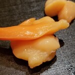 たかおか - (02)青柳(正式名:バカ貝)(千葉県木更津産)
      産卵期は早春~夏、旬は春
      ほのかな磯の香り、軟らかくも弾力を残し、そして甘み&旨みが豊か
      味わいに透明感があり、旨みは濃くてエッジが立っています