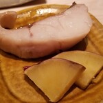 たかおか - (05)赤甘鯛(千葉県産)の焼き物、紅あずま
      赤甘鯛の産卵期は秋～冬、旬は秋～春
      焼いた赤甘鯛の頭と骨で取った出汁に漬け込み、赤甘鯛の濃さをより凝縮
      この仕込みは他では食べられない
      私が千葉に通う理由