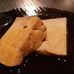 たかおか - (06)鮟肝(千葉県銚子産)
      湯気が出ている煮立ての鮟肝が目の前で切り分けられて提供されました。
      形を保っているものの、口腔内でスッと溶け、コクのある旨みと円やかな甘みに日本酒が進みます♪