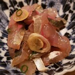 たかおか - (07)鯵(千葉県金谷産)のなめろう
      産卵期は春～夏、旬は秋～冬。
      細かく切られていますが、肉厚で脂のりもバッチリでした。
      やはり瀬戸内海の鯵よりも旨みが濃いですね。