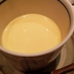 たかおか - (08)蛤(千葉県外房産)出汁の茶わん蒸し
      滑らかな口当たりの茶碗蒸しはたかおかサンの定番ですね。
      蛤を煮た際の出汁がその存在感を清らかに主張しています。