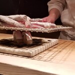 たかおか - (09)太刀魚(千葉県竹岡産)の炙り棒寿司
            網の上に炭火をギリギリまで近付けて、太刀魚の脂をじゅうじゅうと焦がします。
            見て、薫って、聴いて、そして食べる。
            五感を刺激され虜になります