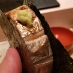 たかおか - (09)太刀魚(千葉県竹岡産)の炙り棒寿司の磯辺巻き
      産卵期は海水温により春～秋、旬はほぼ通年
      冬の太刀魚は脂のりが抜群
      旨みを引出しつつクドくさせない仕込みは流石
      太刀魚で透明感のある旨みは珍しい