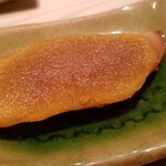 たかおか - (10)炭火炙り唐墨(千葉県竹岡産)
      炙られて芳ばしく香り、内側から旨みが凝縮した汗が浮かんでいます。
      塩抜きも完璧で味醂に漬け込んだ落ち着いた旨みと甘み。