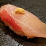 たかおか - (11)金目鯛(千葉県銚子産)、和辛子
      皮目が鮮やかな朱色で美しい
      淡く赤みが入った飴色で軟らかな舌触り
      濃厚ですがしつこく無く、上品かつ濃い旨み、儚く消えるあと味、素晴らしい
      唯一無二の金目鯛と思う