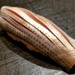 たかおか - (12)小鰭(千葉県船橋三番瀬産)
      産卵期は春。小鰭の旬は夏
      美しい皮目に期待が高まります
      何より香りが良い
      塩振りと〆具合は旨みのバランスが取れており、脂ものって素直に美味しい