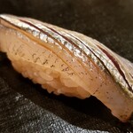 たかおか - (13)昆布〆細魚(千葉県竹岡産)
      産卵期は春～夏、旬は冬
      昆布〆でもその香りを感じさせず、細魚の良さを生かした仕込み
      恐らく高岡大将は香りに敏感なのだと思う
      そういう感性が随所に現れています