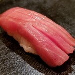 たかおか - (15)本鮪中トロ(静岡県下田産、140kg、桶長)
      本鮪の脂は41℃で完全に融解するので、口に入れると体温で滑らかに口溶けします
      きめ細かく入った脂のサシが美しく更なる旨みと甘み微かな酸味を感じます
