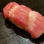 たかおか - (16)本鮪大トロ(静岡県下田産、140kg、桶長)
      より豊潤で濃厚な味わいに悶絶
      赤身→中とろ→蛇腹とピアノ→メゾフォルテ→フォルテと味わいが濃く強くなっています
      味わいの旋律を意識されていますね