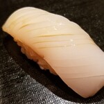 たかおか - (17)墨烏賊(正式名:甲烏賊)(千葉県富津産)
      産卵期は春～初夏、旬は冬～春、寿命1年
      身が硬めで、コリコリするのですが、少し寝かせて適度に軟らかくすると同時に甘さも引き出されています